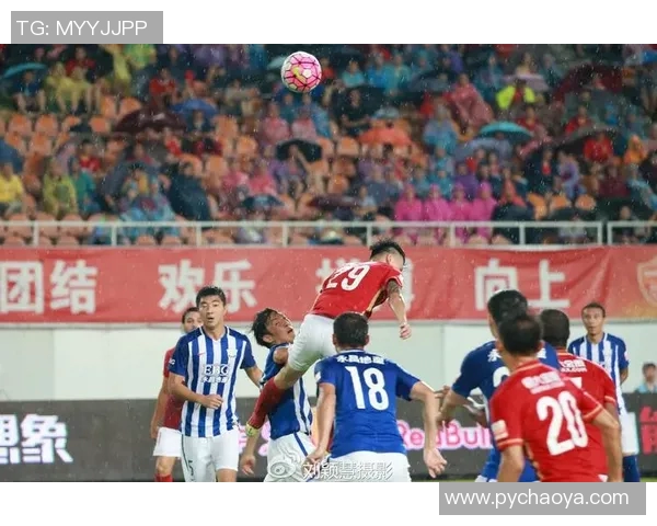 广州恒大与上海上演巅峰对决球迷期待精彩赛事再创经典瞬间